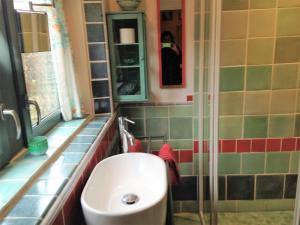 een badkamer met een wastafel en een douche bij Ecuries de Coqueretaumont in Varengeville-sur-Mer +28 foto's