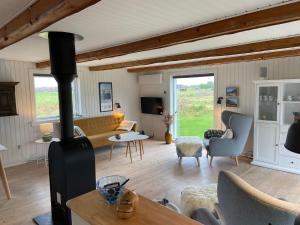 TV a/nebo společenská místnost v ubytování 4 star holiday home in Fanø-By Traum