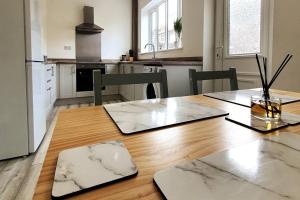 een keuken met een houten tafel en een houten vloer bij Charming 2BD tranquil stay in Ferryhill, Durham in Ferryhill