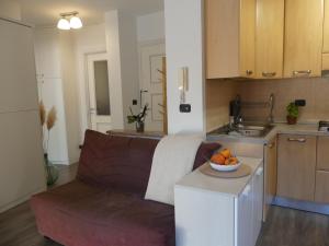 una sala de estar con sofá y un bol de naranjas en L'alloggio in Piazza, en Robilante