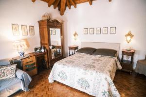 um quarto com uma cama, uma cómoda e um espelho em Chalet Maso Pino em Castello Tesino