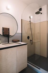 尼什的住宿－Beautiful Duplex Loft，带淋浴和镜子的浴室