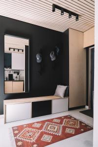 尼什的住宿－Beautiful Duplex Loft，一间配有沙发和墙上镜子的客房