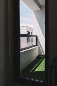 尼什的住宿－Beautiful Duplex Loft，享有大楼景致的开放式窗户