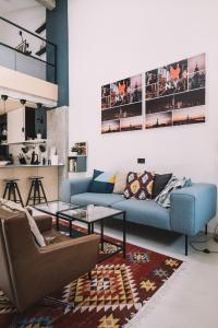尼什的住宿－Beautiful Duplex Loft，客厅配有沙发和桌子