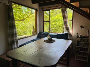 un soggiorno con un tavolo di legno e un divano di Habitación con baño privado y cama doble a Piriápolis Altre 22 foto
