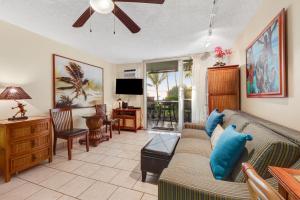 Kona Islander Inn 147 Tropical Oasis في كيلوا كونا: غرفة معيشة مع أريكة وتلفزيون