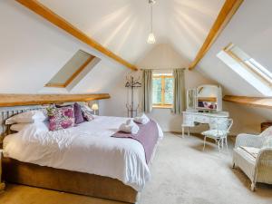 1 dormitorio con 1 cama grande y escritorio en 4 bed in Ludlow 52146, en Ludlow