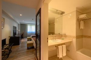 ห้องน้ำของ Orfeo Suites Cordoba +68 ภาพ