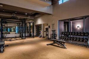 - une salle de sport avec de nombreux équipements dans l'établissement Soma 1br w pool yoga spa nr station bars SFO-1476, à San Francisco