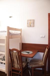 Zimmer mit einem Schreibtisch und einem Etagenbett in der Unterkunft Hostel Wielka Krokiew in Zakopane