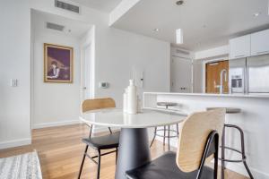 Galeriebild der Unterkunft Rincon Hill 1BR w WD Gym Pool nr Tech HQs SFO-778 in San Francisco