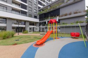 un parque infantil frente a un edificio con tobogán en Exceptional Apartament Near To Sh Del Sol, en Asunción