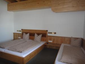 Postel nebo postele na pokoji v ubytování Berggasthof Schatzbergalm + 37 fotografií
