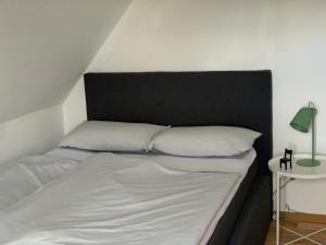 1 cama con cabecero negro en una habitación en Seelenort, en Medebach
