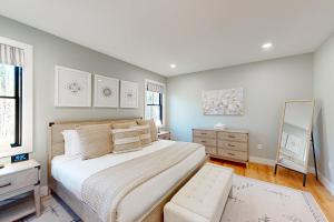 喬治湖的住宿－Perfect Getaway，一间卧室配有一张大床和镜子
