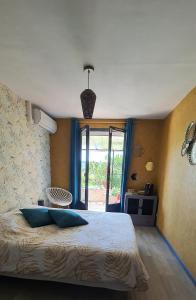 サレルヌにあるVilla Lei Rigaüのベッドルーム1室(ベッド1台、大きな窓付)