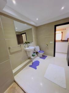 een badkamer met een toilet en een wastafel bij appartement dino in Marrakesh