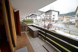 balcón con vistas a la ciudad en Le Nasse en San Martino di Castrozza