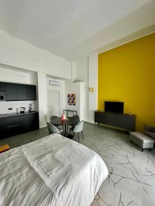 a bedroom with a white bed and a yellow wall at Casa Genovesi - vicino Porta Nuova F.S. in Turin