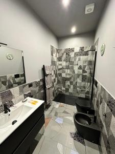 baño con 2 aseos y lavamanos en Casa Genovesi - vicino Porta Nuova F.S. en Turín