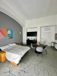 1 dormitorio con 1 cama, mesa y sillas en Casa Genovesi - vicino Porta Nuova F.S., en Turín