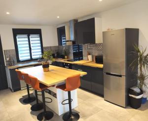 A kitchen or kitchenette at Sens: Villa Prenium, suite et jardin 3 chambres
