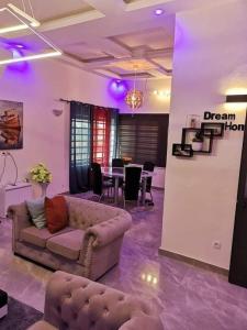 uma sala de estar com um sofá e uma mesa em Appartement meublé em Cotonou