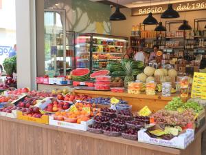 リニャーノ・サッビアドーロにあるBurelloの果物・野菜の多い店
