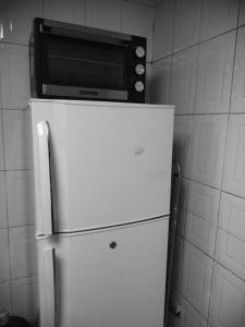 um micro-ondas sentado em cima de um frigorífico em Sharaf DG Partition Private room 40 flat 03# em Dubai
