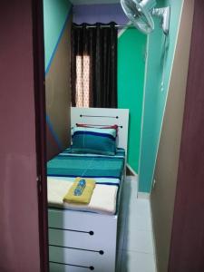 um pequeno quarto com uma cama e um espelho em Sharaf DG Partition Private room 40 flat 03# em Dubai