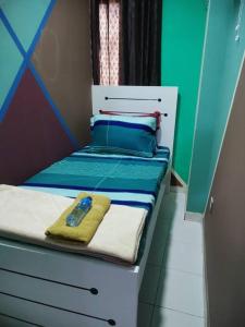 um quarto com 2 camas individuais e uma toalha amarela em Sharaf DG Partition Private room 40 flat 03# em Dubai