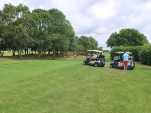 grupa ludzi w wózkach golfowych na polu golfowym w obiekcie Burello w Lignano Sabbiadoro
