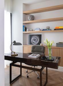 ein Büro mit einem Schreibtisch mit einem Stuhl und einer Mikrowelle in der Unterkunft The Onsider - Luxury Apartment 3 Bedrooms - Paseo de Gracia in Barcelona