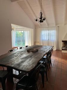 維多利亞的住宿－Homestay Victoria Entre Rios，配有椅子的房间里一张大木桌
