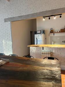 cocina con encimera y sillas en una habitación en Homestay Victoria Entre Rios, en Victoria
