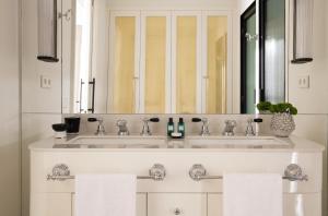 a bathroom with two sinks and a large mirror at The Onsider - Penthouse 3 Bedroom Apartment - Paseo de Gracia in Barcelona