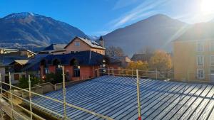 a rooftop of a building with a mountain in the background at Appartement d'une chambre avec vue sur la ville et wifi a Embrun in Embrun