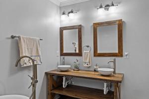 ein Badezimmer mit zwei Waschbecken und zwei Spiegeln in der Unterkunft Fisher's Cove in Cape Carteret + 32 Fotos