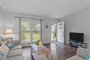 ein Wohnzimmer mit Sofa und Fernseher in der Unterkunft Fisher's Cove in Cape Carteret