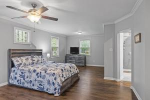 ein Schlafzimmer mit Bett und Deckenventilator in der Unterkunft Fisher's Cove in Cape Carteret