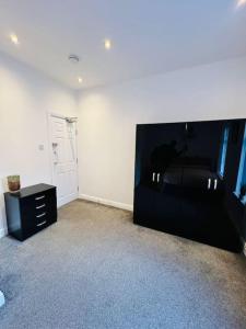 un soggiorno con una grande TV a schermo piatto di 4 Bed 4 Bath 6 Guest Lovely home a Stoke on Trent