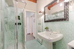 La salle de bains est pourvue d'un lavabo et d'une douche. dans l'établissement Casa Arias, à Lucques