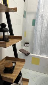 a bathroom with a toilet and a bath tub at Appartamento Vittoria in Vittoria