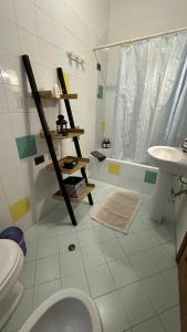 łazienka z toaletą i umywalką w obiekcie Appartamento Vittoria w mieście Vittoria