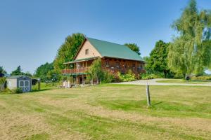 Zahrada ubytování Warm and Cozy Clayton Cabin Near St Lawrence River!