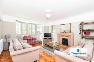 ein Wohnzimmer mit 2 Sofas und einem Kamin in der Unterkunft BOURNECOAST:LARGE HOME MINUTES FROM BEACH- HB6228 in Bournemouth