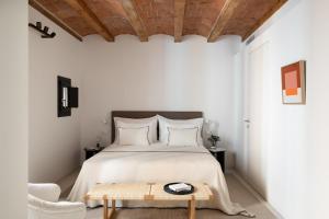 - une chambre avec un lit et un plafond en bois dans l'établissement The Onsider - Luxury 2 Bedrooms Apartment in Gothic Quarter, à Barcelone