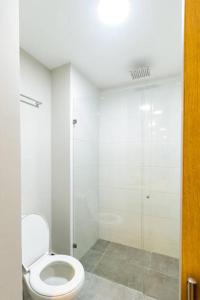 W łazience znajduje się toaleta i przeszklony prysznic. w obiekcie Apartamento Tranvía 210 w mieście Medellín