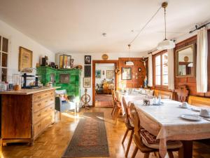 uma sala de jantar com uma mesa longa e cadeiras em Zum Torkelhaus em Sipplingen